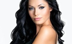 女子上衣被褪至胸口袒露